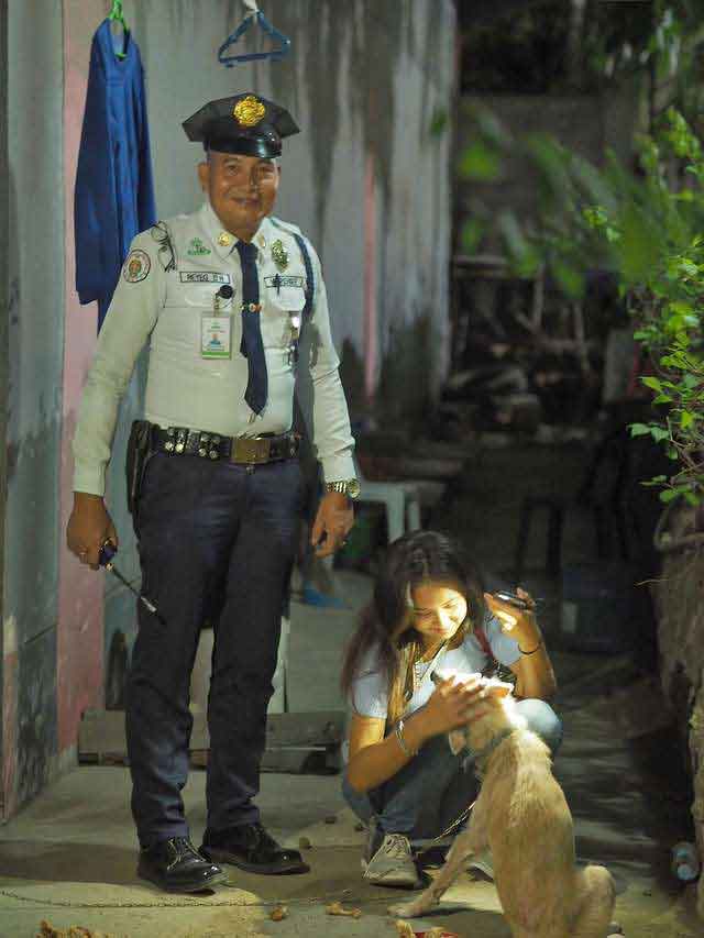 Danilo Reyeg agent sécurité centre commercial chiens errants