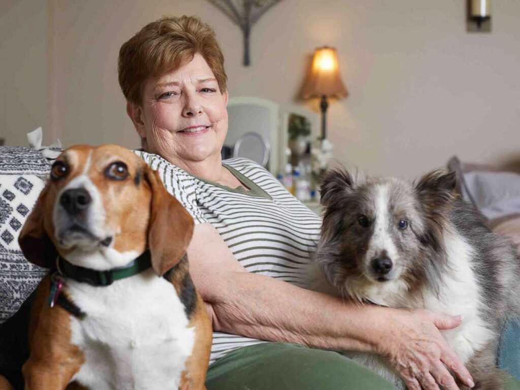Lynn Schutzman, 70 ans, a été forcée de vivre avec ses deux animaux de compagnie dans son véhicule après la mort subite de son mari et une dette médicale élevée. Jusqu'à ce que sa communauté soit présente.