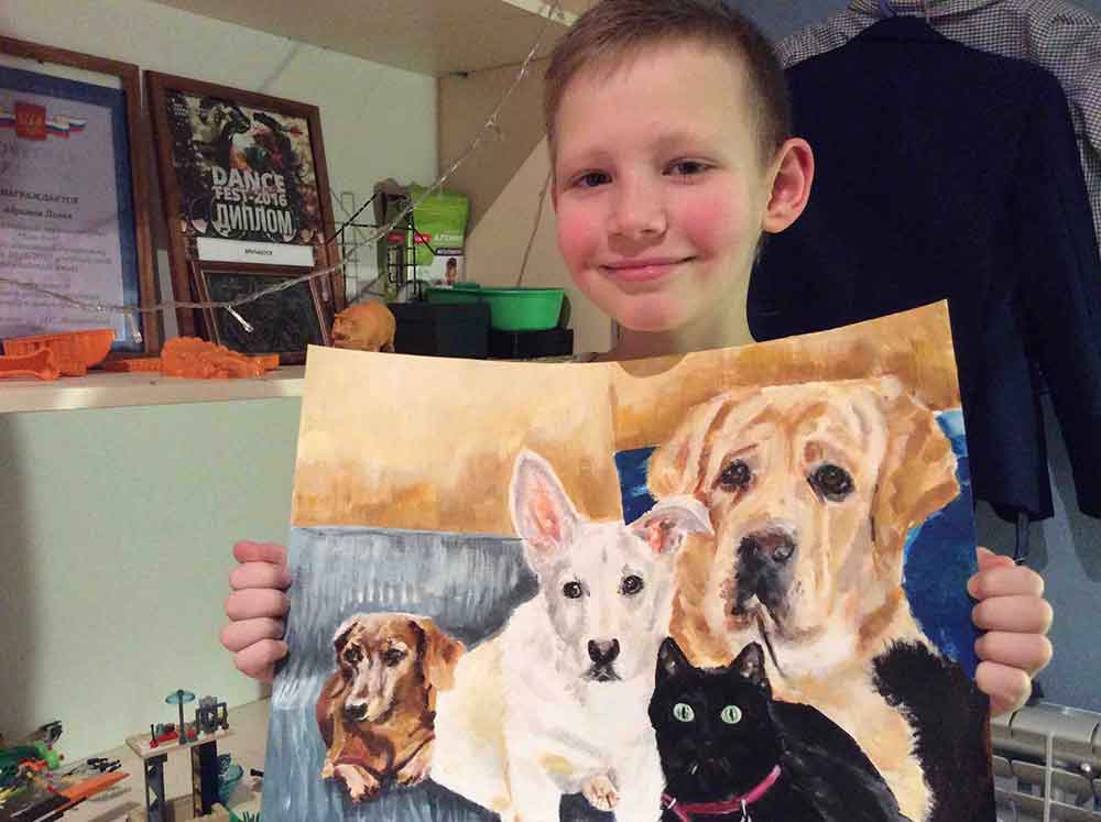 Pasha Abramov garçon vend peintures payer nourriture animaux refuge