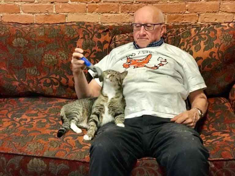 bénévole 75 ans refuge sieste chats Terry Lauerman