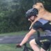 Un cycliste trouve un chien blessé porte sur dos