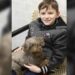 Le garçon a adopté un chien âgé que personne ne voulait parce qu'il était trop vieux. Ça l'a rendu heureux jusqu'à ses derniers jours 5 garçon refuge adopte chien âgé