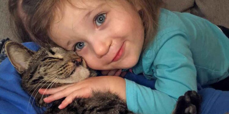 petite fille fente labiale adopté chat même état