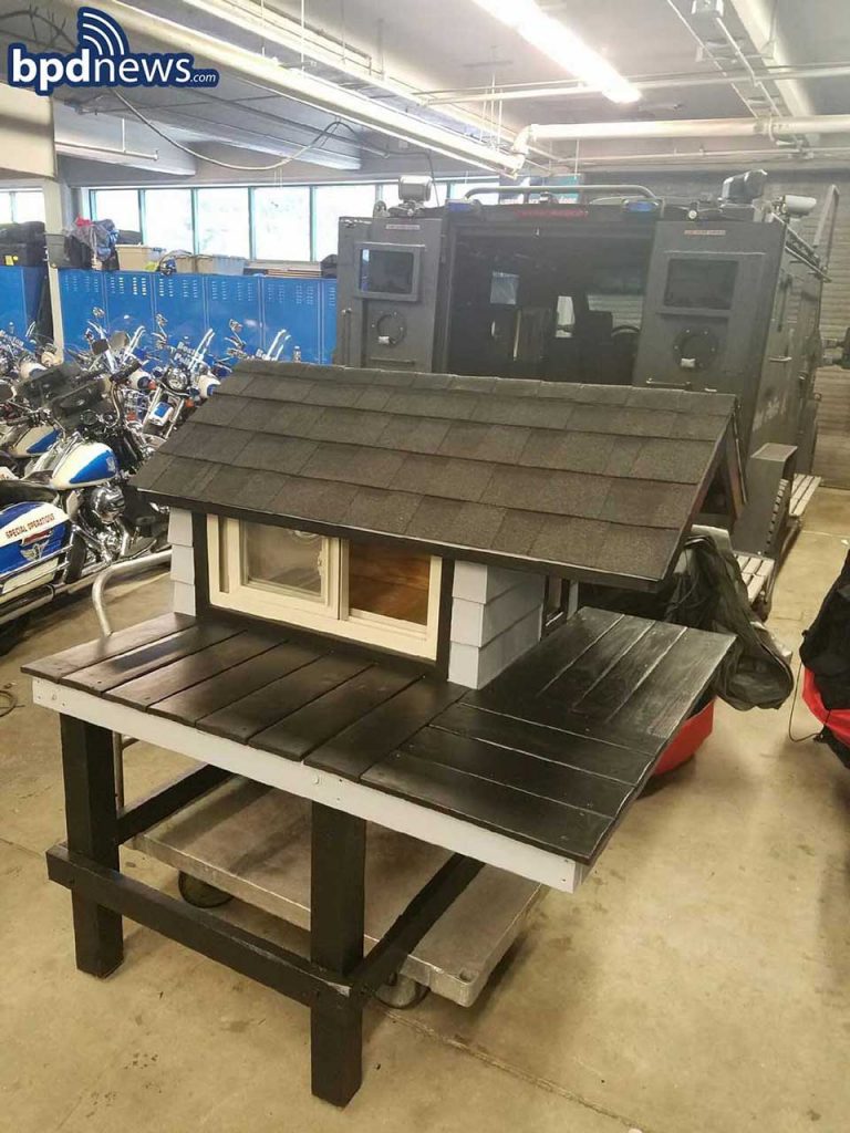La police construit une maison pour chat