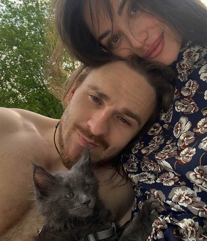 Un couple adopte un chaton maine coon