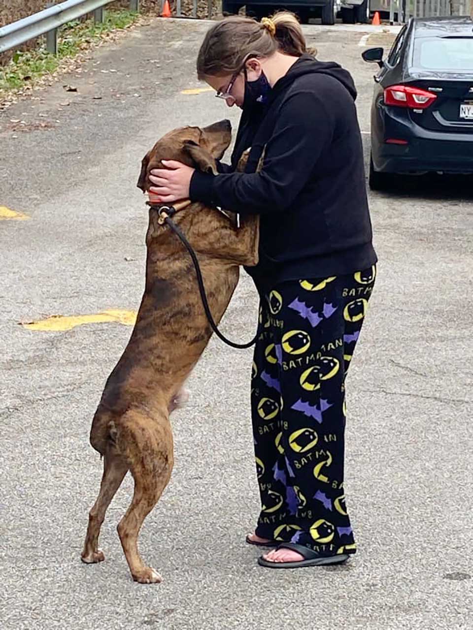 Un chien de refuge aide une adolescente en pleine crise d