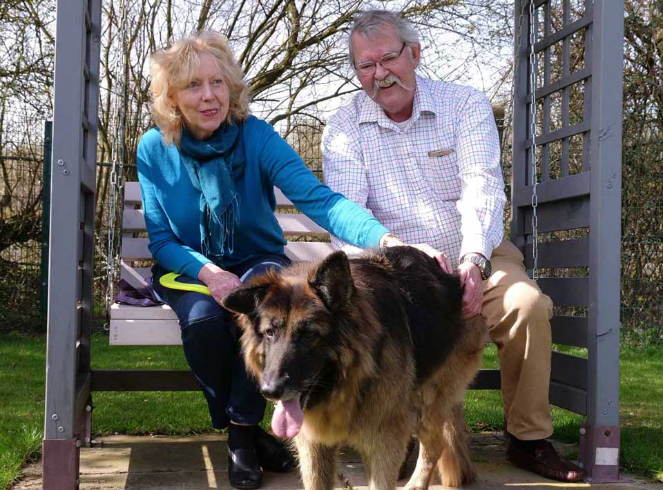 Un couple adopte un chien sauvé