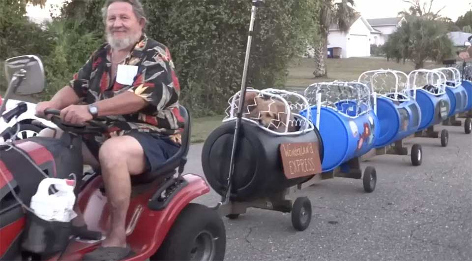 Un couple construit un train pour chiens