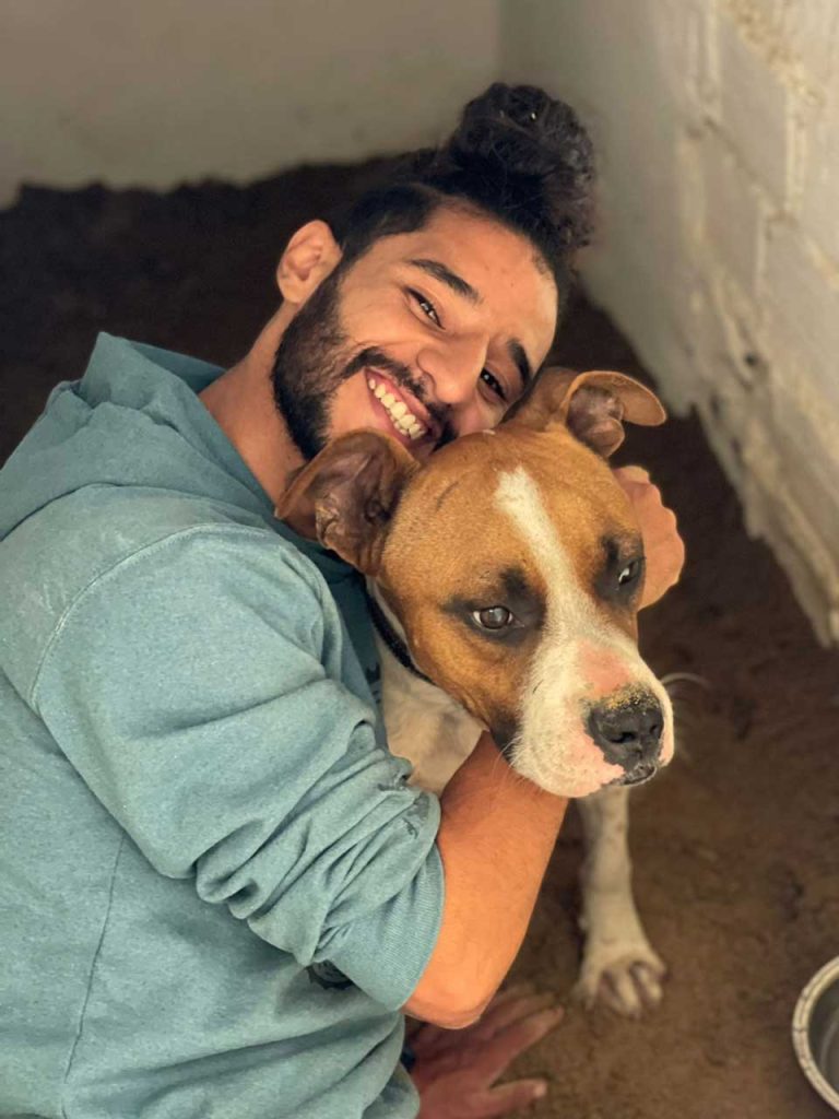 jeune homme adopte chien handicapé rend vie heureuse