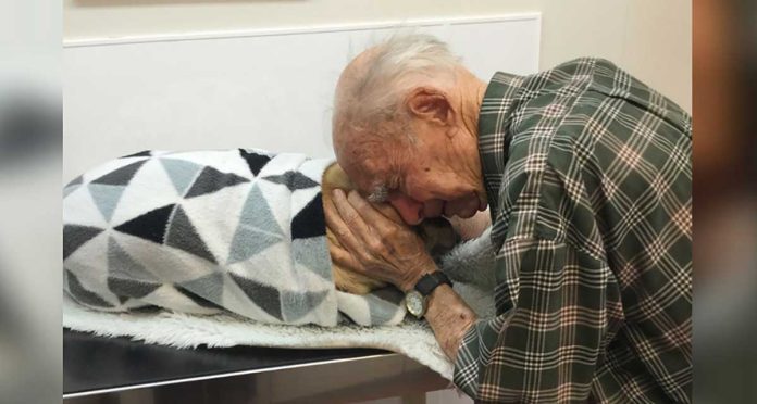 homme 95 ans dit au revoir meilleur ami