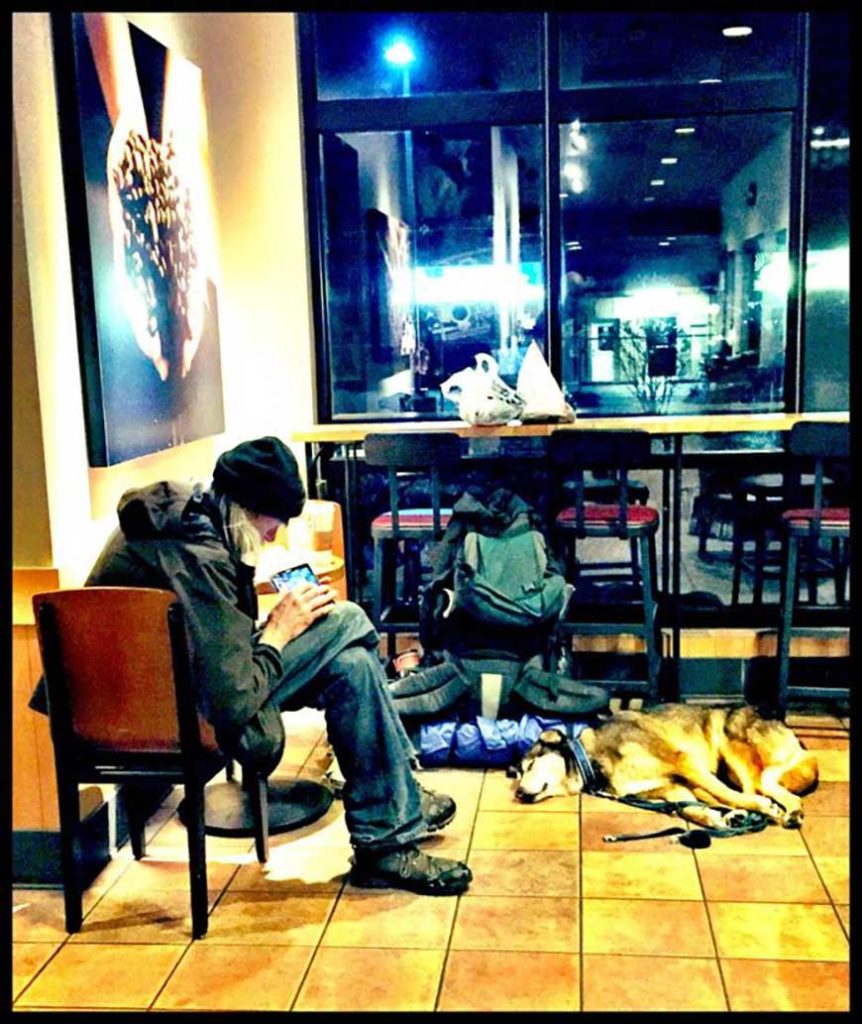 clients café voulaient homme chien sans abri partent