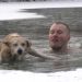 Le journaliste pose son micro et saute dans l'eau glacée pour sauver un chien 7 journaliste pose micro saute eau glacée pour sauver chien