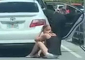 femme tombée sol après vu voiture chien