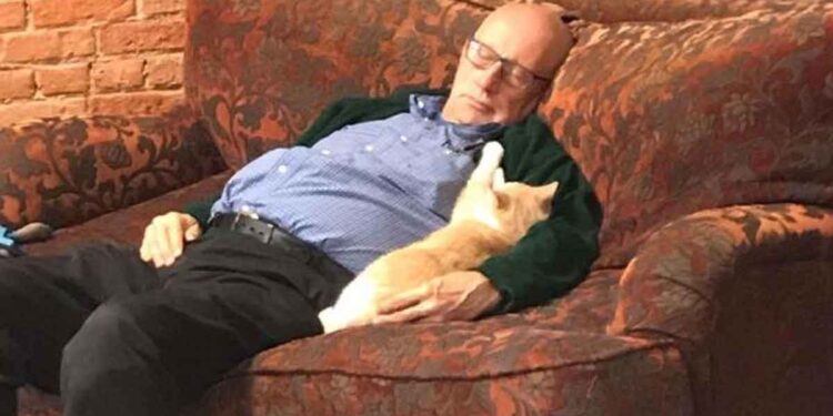 Papy s'est présenté au refuge avec une brosse à la main et un but précis 1 Papy s'est présenté au refuge avec une brosse à la main et un but précis