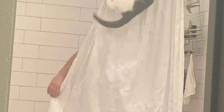 Le mari criait sous la douche. La femme est entrée pour voir ça… 1 mari criait sous la douche