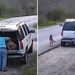 Il a poussé le chien hors du SUV blanc et est parti