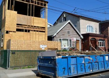 benne à ordures et a entendu des pleurs