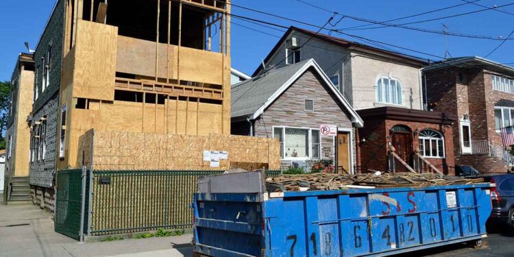 Elle passait devant une benne à ordures et a entendu des pleurs, elle s'est figée en y regardant. L'homme de 77 ans l'a jeté comme une poubelle 1 benne à ordures et a entendu des pleurs