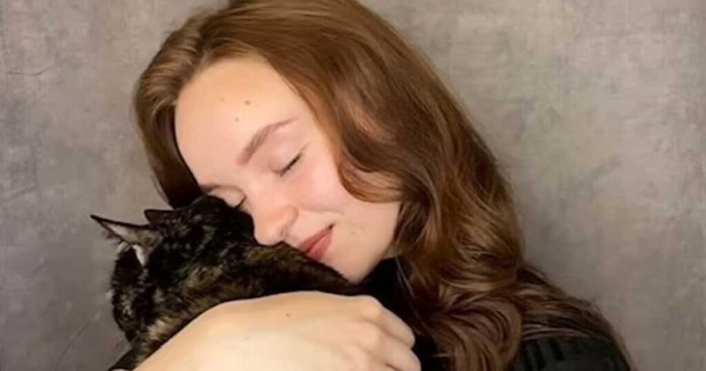 Une jeune actrice court à travers les incendies pour sauver son vieux chat adoré