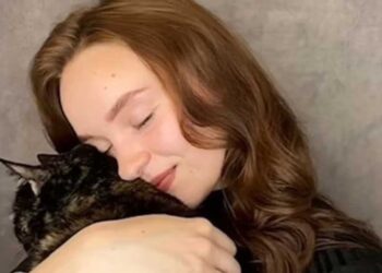 Une jeune actrice court à travers les incendies pour sauver son vieux chat adoré