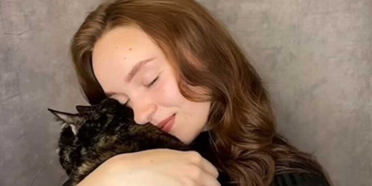 Une jeune actrice court à travers les incendies pour sauver son vieux chat adoré